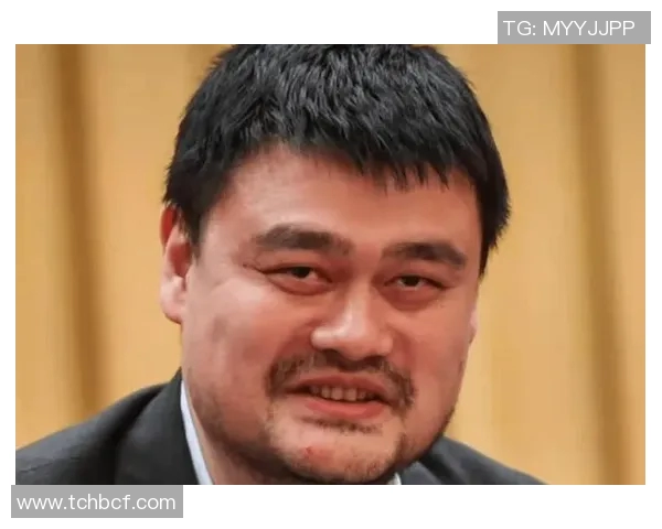 姚明粉色头发引发热议网友热评其时尚风格与篮球巨星形象的碰撞 姚明粉色头发引发热议网友热评其时尚风格与篮球巨星形象的碰撞